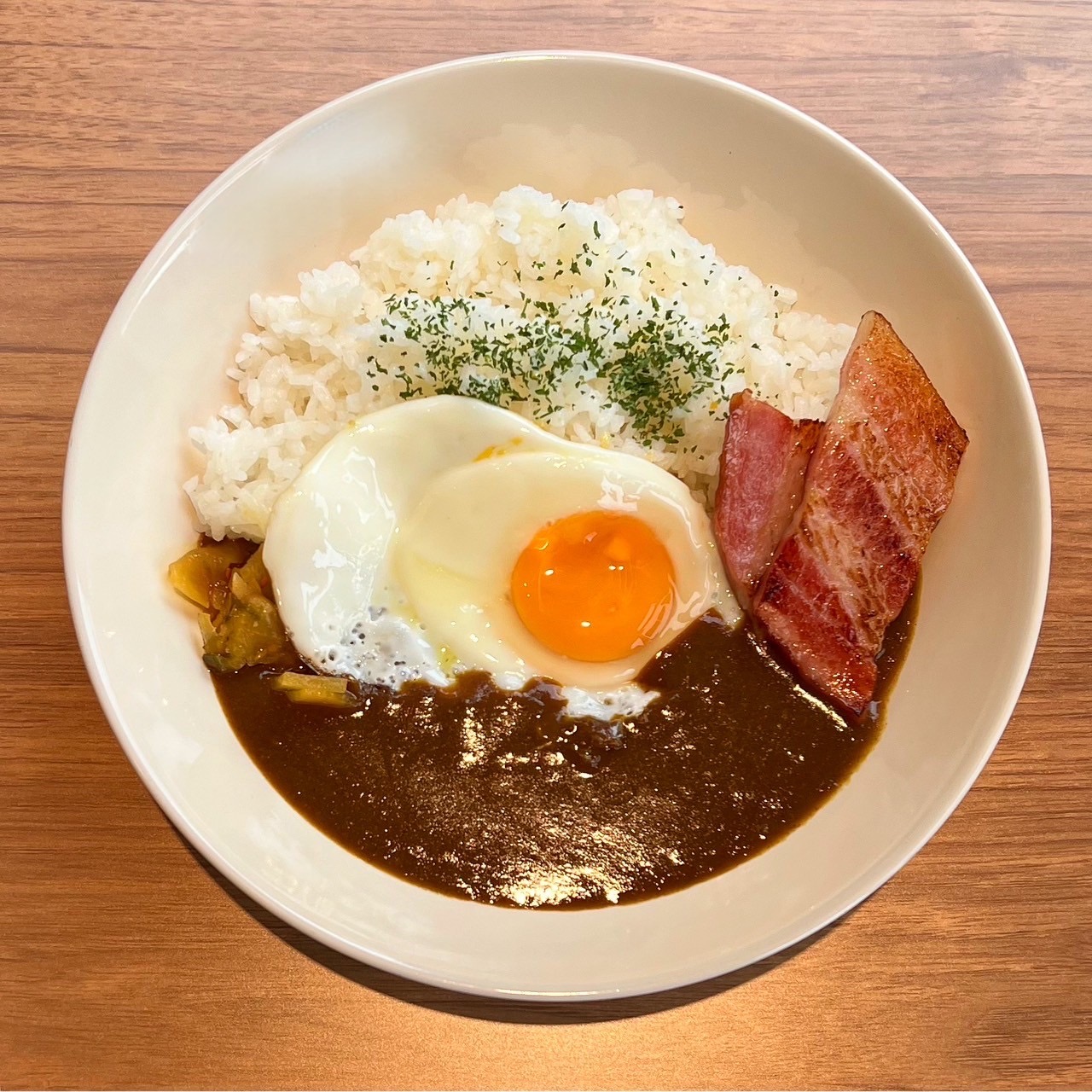 目玉焼きベーコンカレー